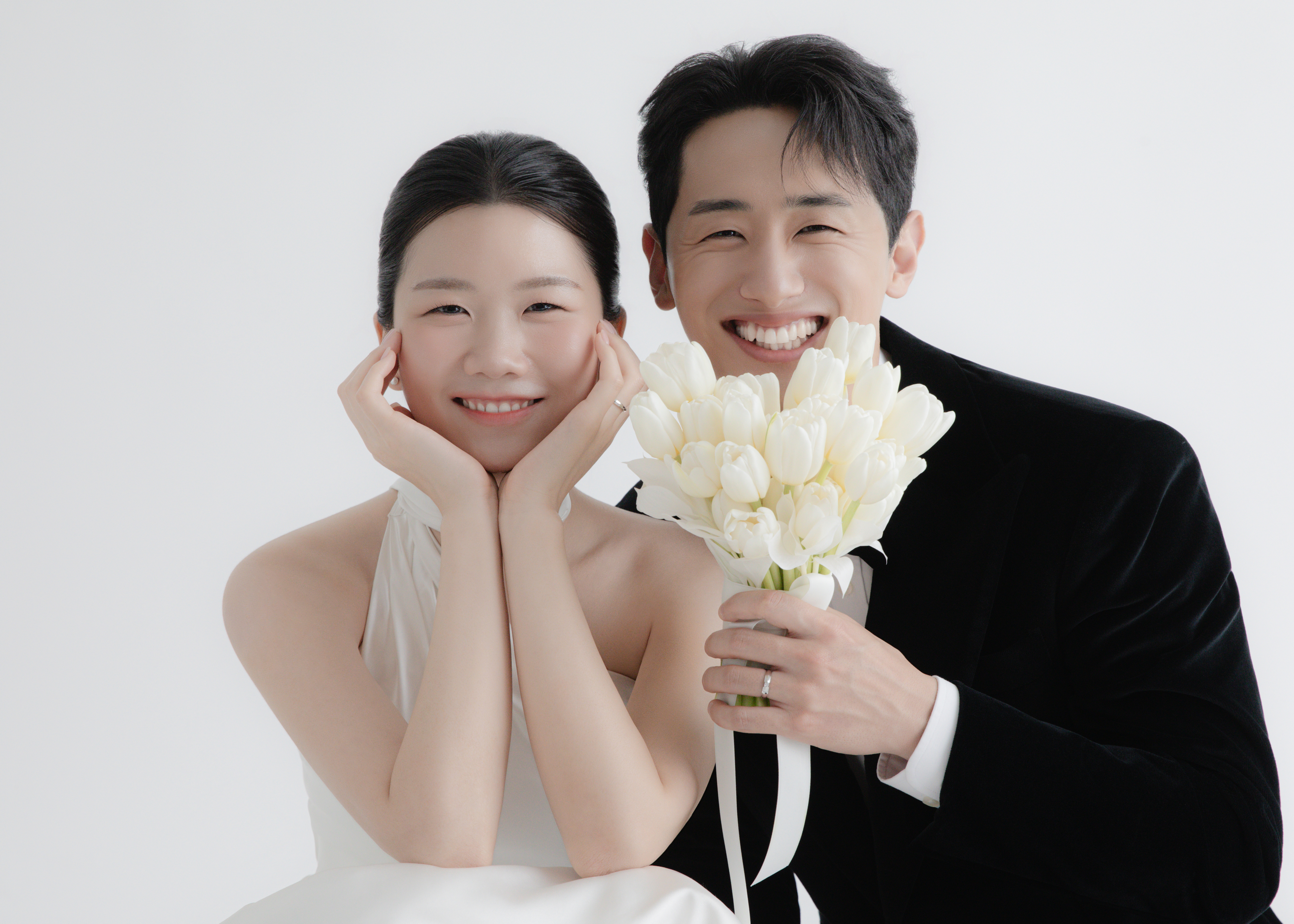 흰 튤립을 들고 나란히 웃고 있는 호진과 혜원